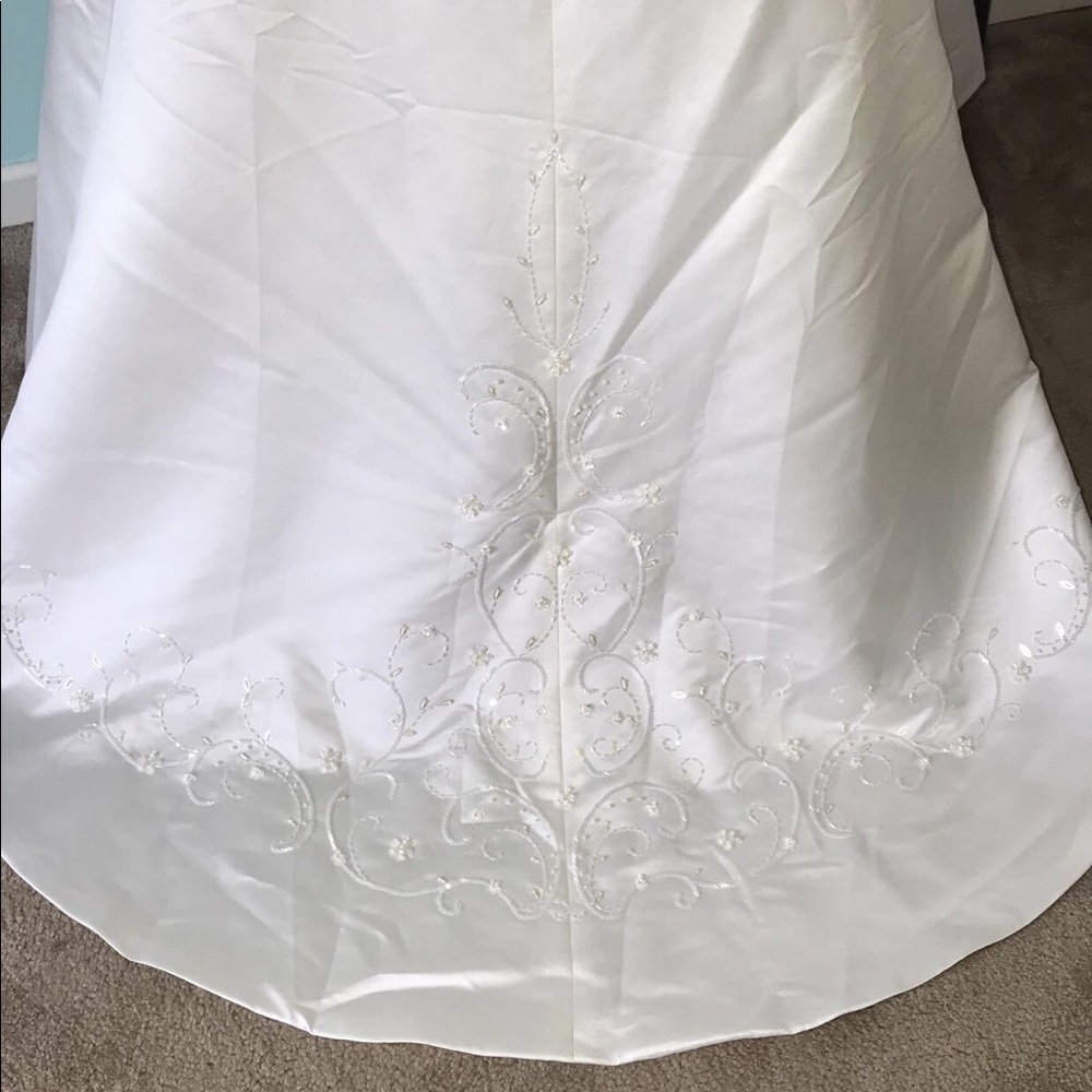 David’s Bridal Halter Top Wedding Dress - Picture 6 of 8